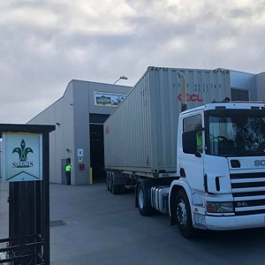 AJ2019 Container Truck leaving the Q store